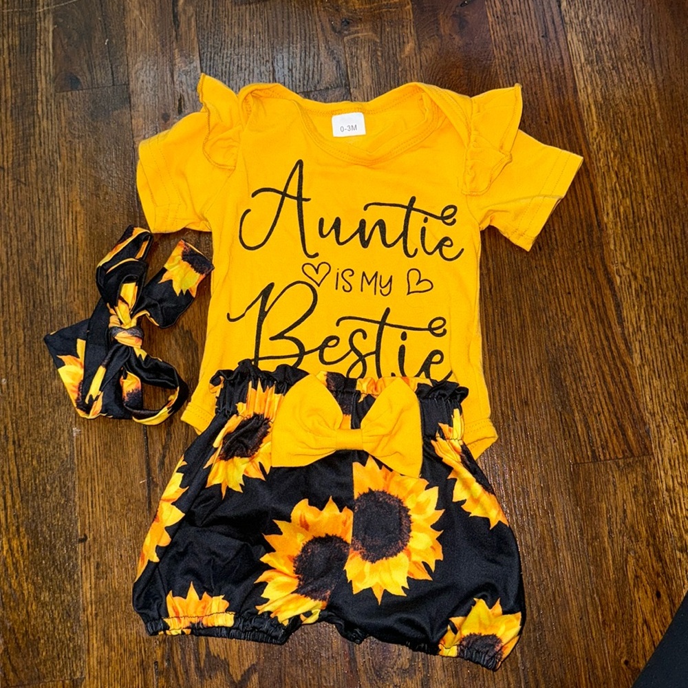 Auntie is my Bestie. Outfit set. Shorts. Onesie. Sunflowers.